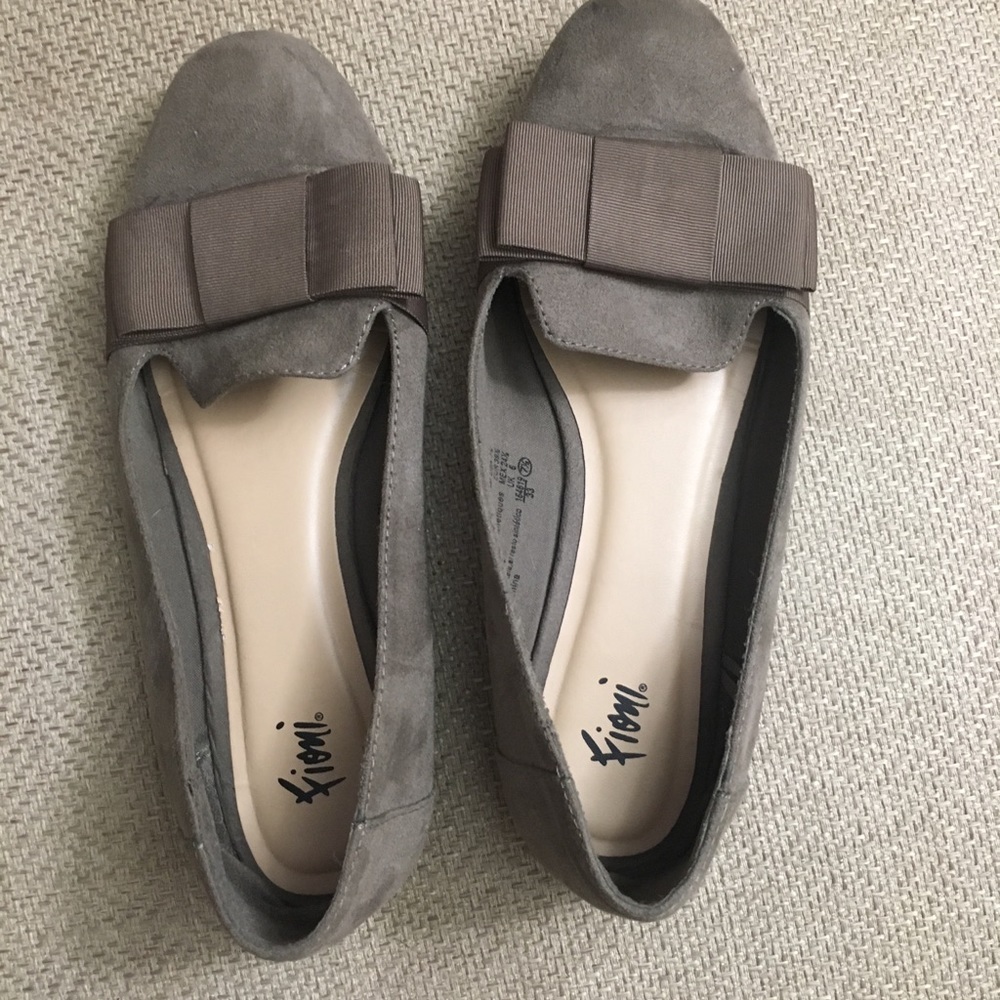 Tan women’s flats with bow size 7